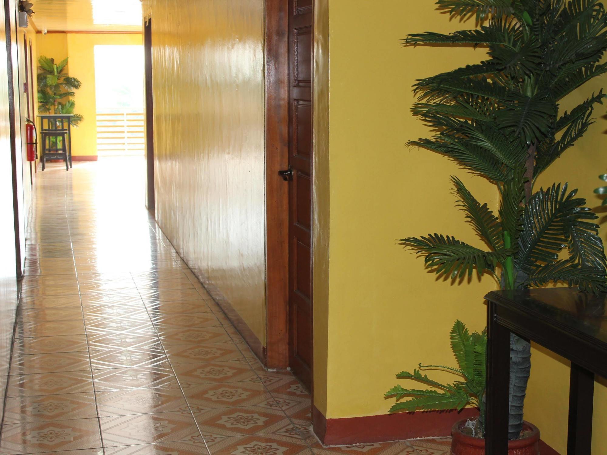 Reddoorz Near Golden Sarok Shrine Hotell Kalibo Exteriör bild